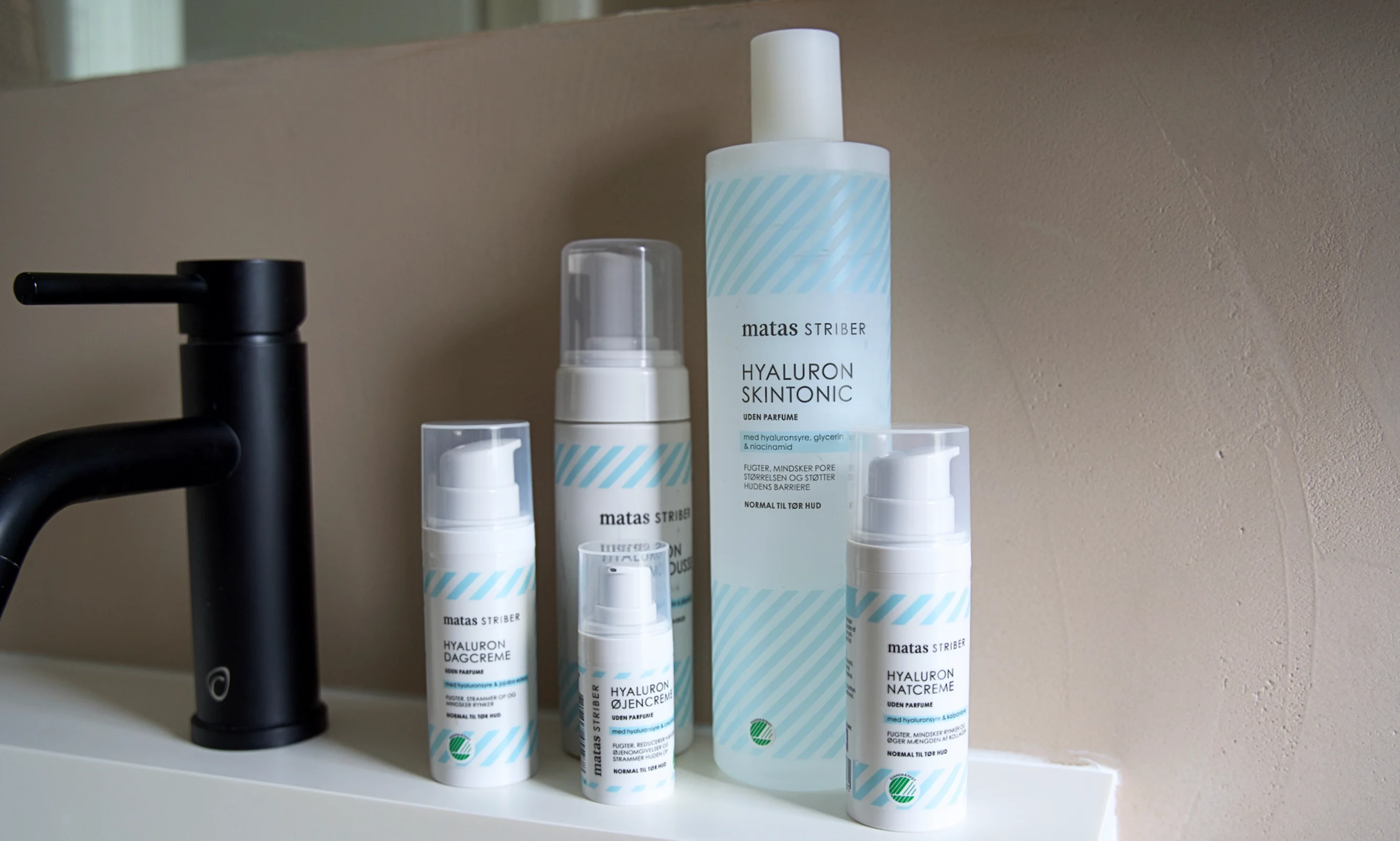 En samling Matas Striber Hyaluron hudplejeprodukter: skintonic, dagcreme, øjencreme og natcreme, på en hvid hylde.