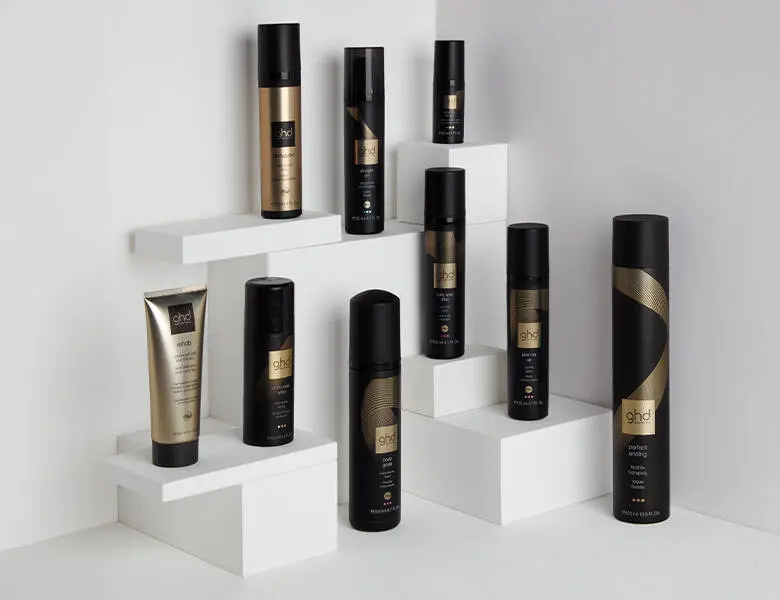 Her ses en lys baggrund med en masse forskellige stylingprodukter.