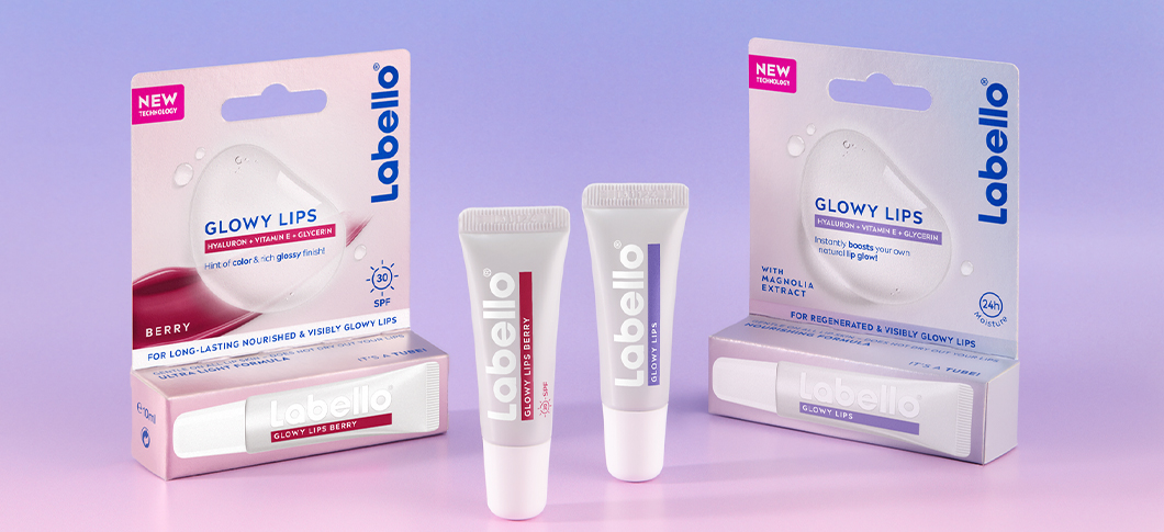 Her ses Labello læbeprodukter – lip balm i tube og emballage på en lilla baggrund.