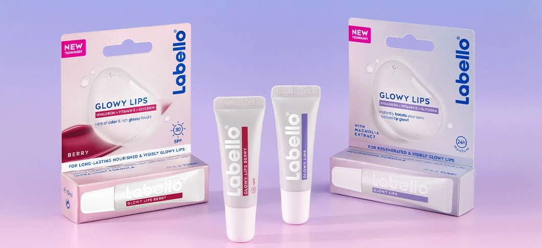Her ses Labello læbeprodukter – lip balm i tube og emballage på en lilla baggrund.