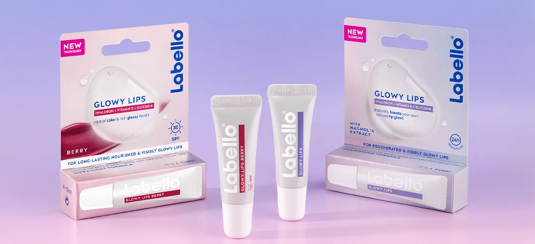 Her ses Labello læbeprodukter – lip balm i tube og emballage på en lilla baggrund.