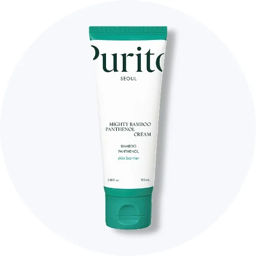 Her ses en Purito Seoul Mighty Bamboo Panthenol Cream i hvid emballage med grønne detaljer på en lys baggrund.