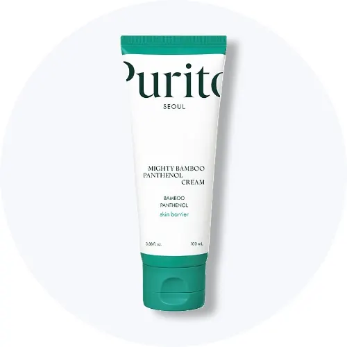 Her ses en Purito Seoul Mighty Bamboo Panthenol Cream i hvid emballage med grønne detaljer på en lys baggrund.