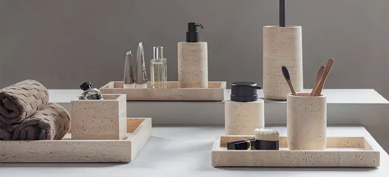 Her ses en masse accessories og boligartikler i neutrale farver.