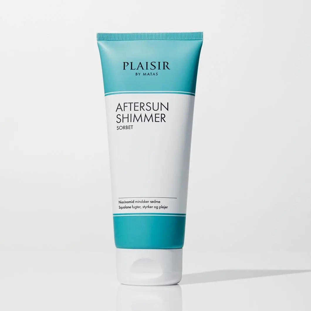 Nærbillede af en turkis og hvid tube med aftersun-produktet ‘Aftersun Shimmer Sorbet’ fra Plaisir by Matas. Tuben står oprejst på en lys baggrund med en blød skygge bag sig. Designet er enkelt og stilrent med fokus på hudpleje efter sol.