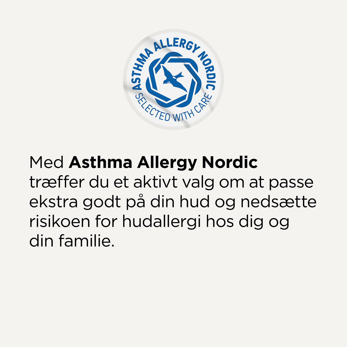 Asthma Allergy Nordic Selected With Care logo. Med Asthma Allergy Nordic træffer du et aktivt valg om at passe ekstra godt på din hud og nedsætte risikoen for hudallergi hos dig og din familie.