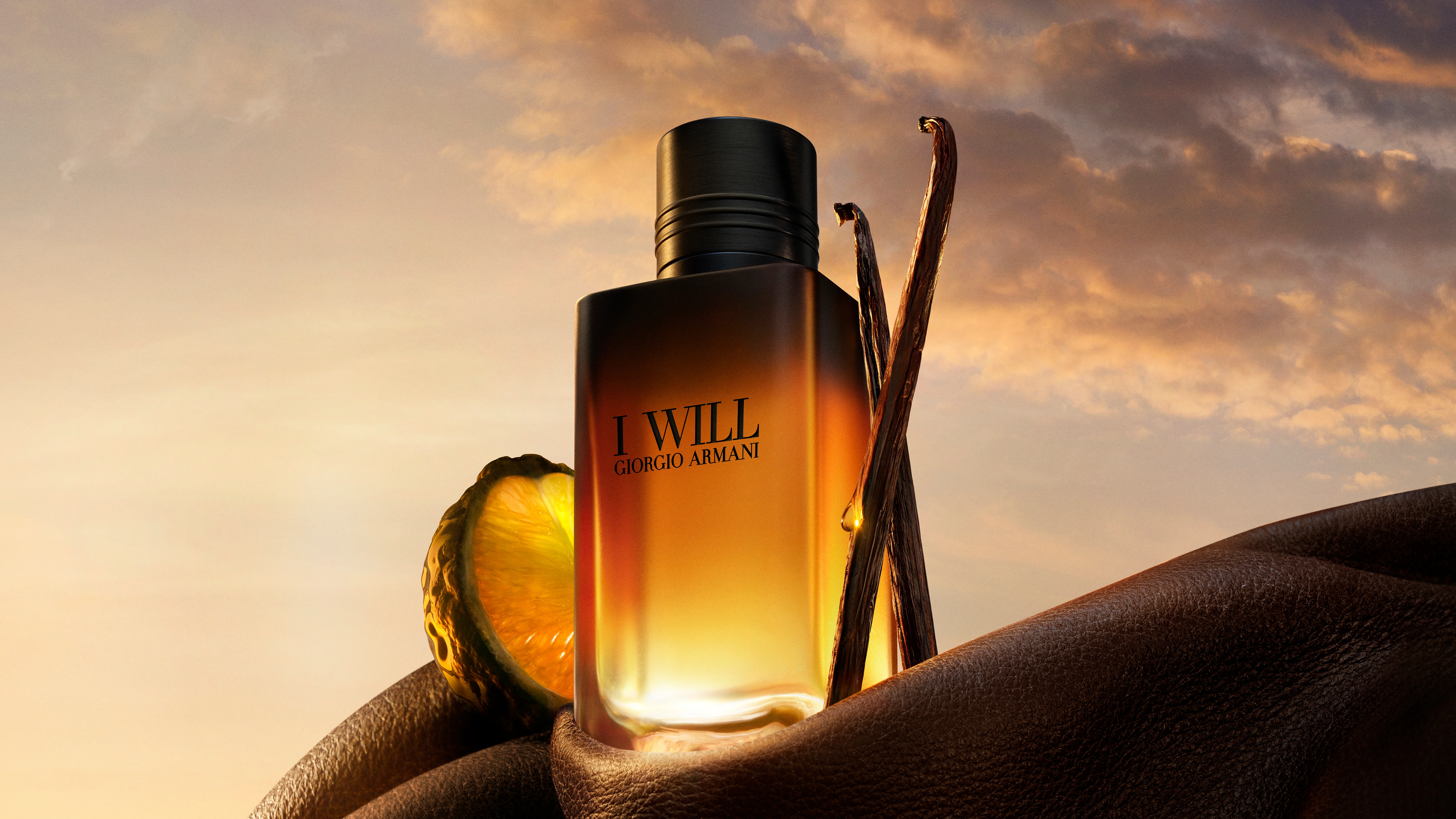 Her ses et billede med en mand placeret til venstre mod en baggrund med himmel og en bakke. Til højre er en parfumeflakon. På flakonen står teksten "I WILL" og "GIORGIO ARMANI".