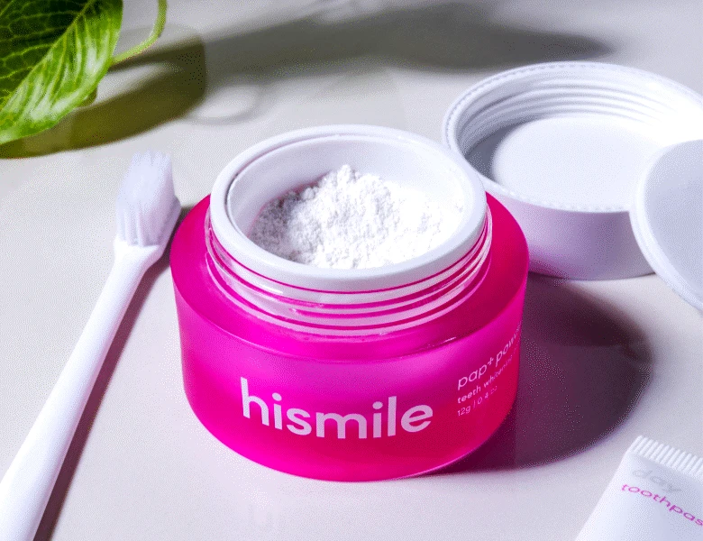 Her ses en åben whitening powder i en pink bøtte.