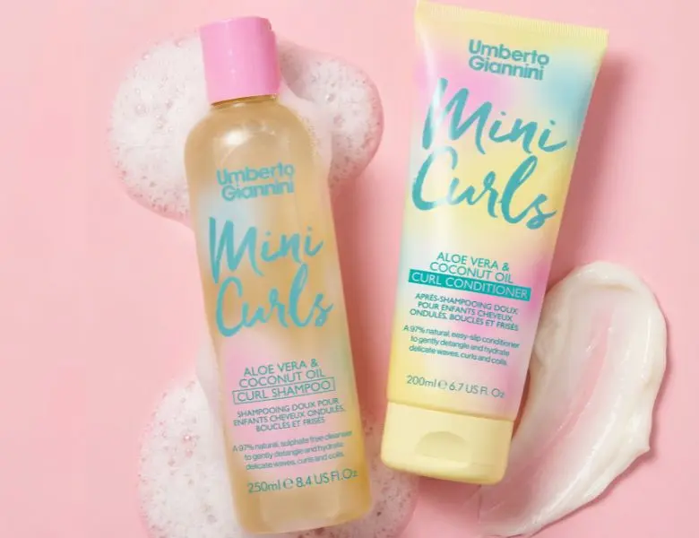 Umberto Giannini Mini Curls shampoo og balsam med aloe vera & kokosolie på en lyserød baggrund.