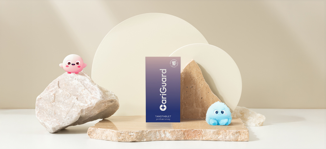 CariGuard produkt i beige miljø med ru og glatte beige klippestykker og en lille blå figur