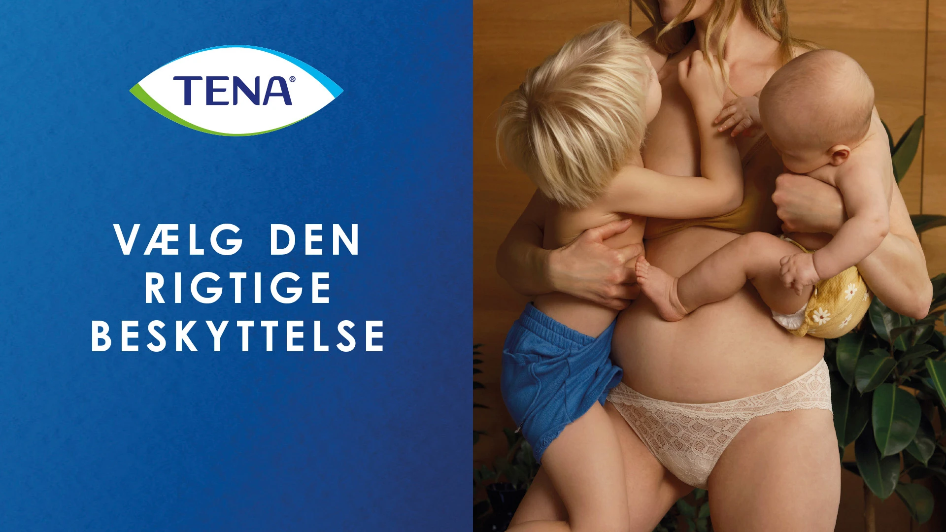 TENA-banner med logo og teksten “Vælg den rigtige beskyttelse” på blå baggrund ved siden af en kvinde, der holder to små børn.