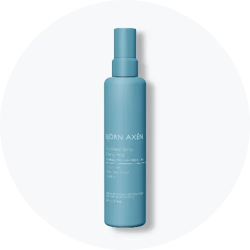 Her ses Björk & Berries Salt Water Spray Strong Hold i en blå sprayflaske. På emballagen står blandt andet “Björk & Berries”, “Salt Water Spray” og “Strong Hold”
