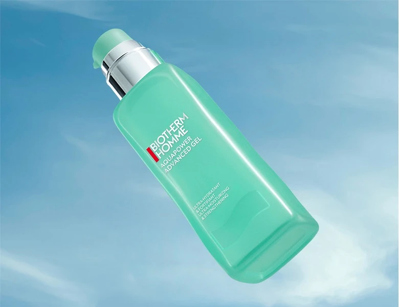Her ses et grønt Biotherm produkt svæve rundt på en blå himmel. 