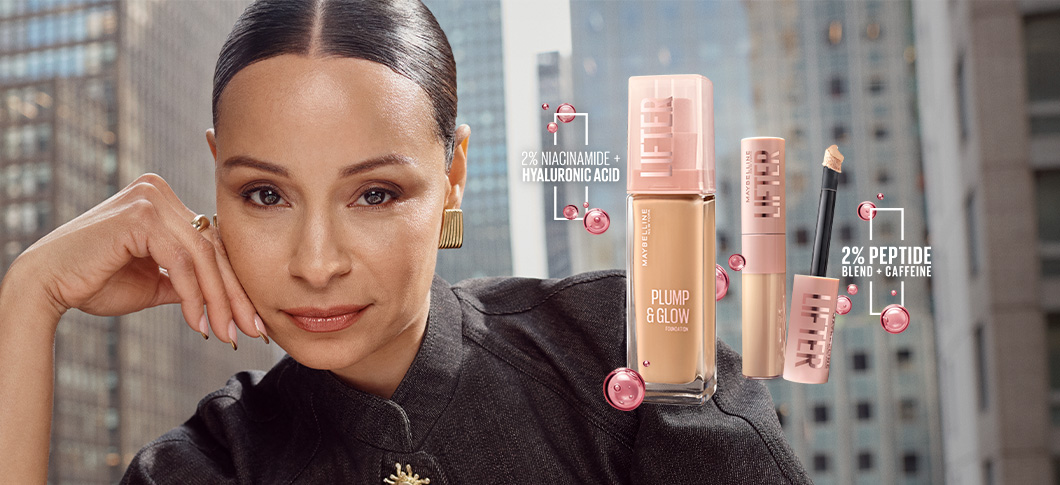 Her ses et billede med en person til venstre foran en bybaggrund samt flere makeup-produkter til højre. På produkterne står blandt andet “LIFTER”, “PLUMP & GLOW”, “2% NIACINAMIDE + HYALURONIC ACID” og “2% PEPTIDE BLEND + CAFFEINE”.