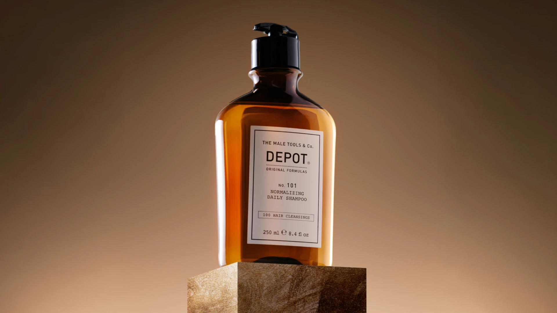 Brun flaske DEPOT No. 101 Normalizing Daily Shampoo fra The Male Tools & Co. med sort pumpe. 250 ml, 100 hårvaske.