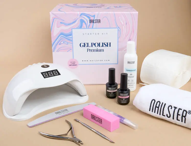 Her ses et Nailster starter kit på en beige baggrund.