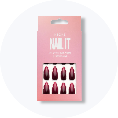 KICKS NAIL IT 24 Press On Nails Ombre Red pakke med mørkerøde, spidse kunstige negle.