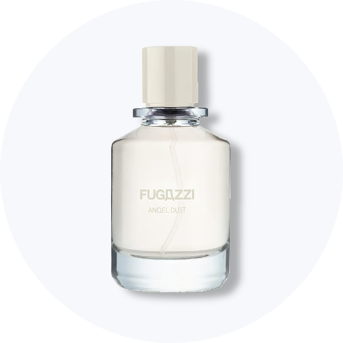 Her ses et billede af en parfumeflakon fra Fugazzi placeret centralt mod en lys, rund baggrund. På flakonen står teksten “FUGAZZI ANGEL DUST”. Flakonen er i lyse nuancer med klart glas og lyst låg.