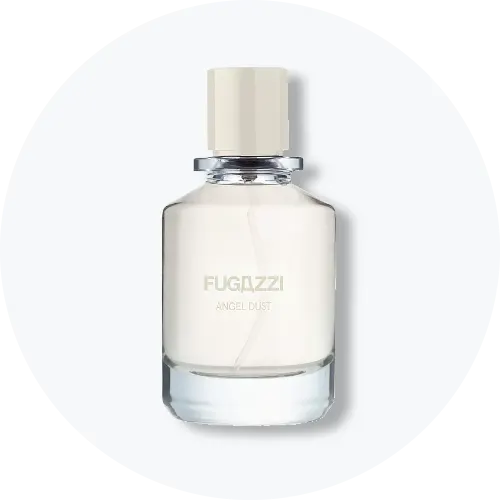 Her ses et billede af en parfumeflakon fra Fugazzi placeret centralt mod en lys, rund baggrund. På flakonen står teksten “FUGAZZI ANGEL DUST”. Flakonen er i lyse nuancer med klart glas og lyst låg.