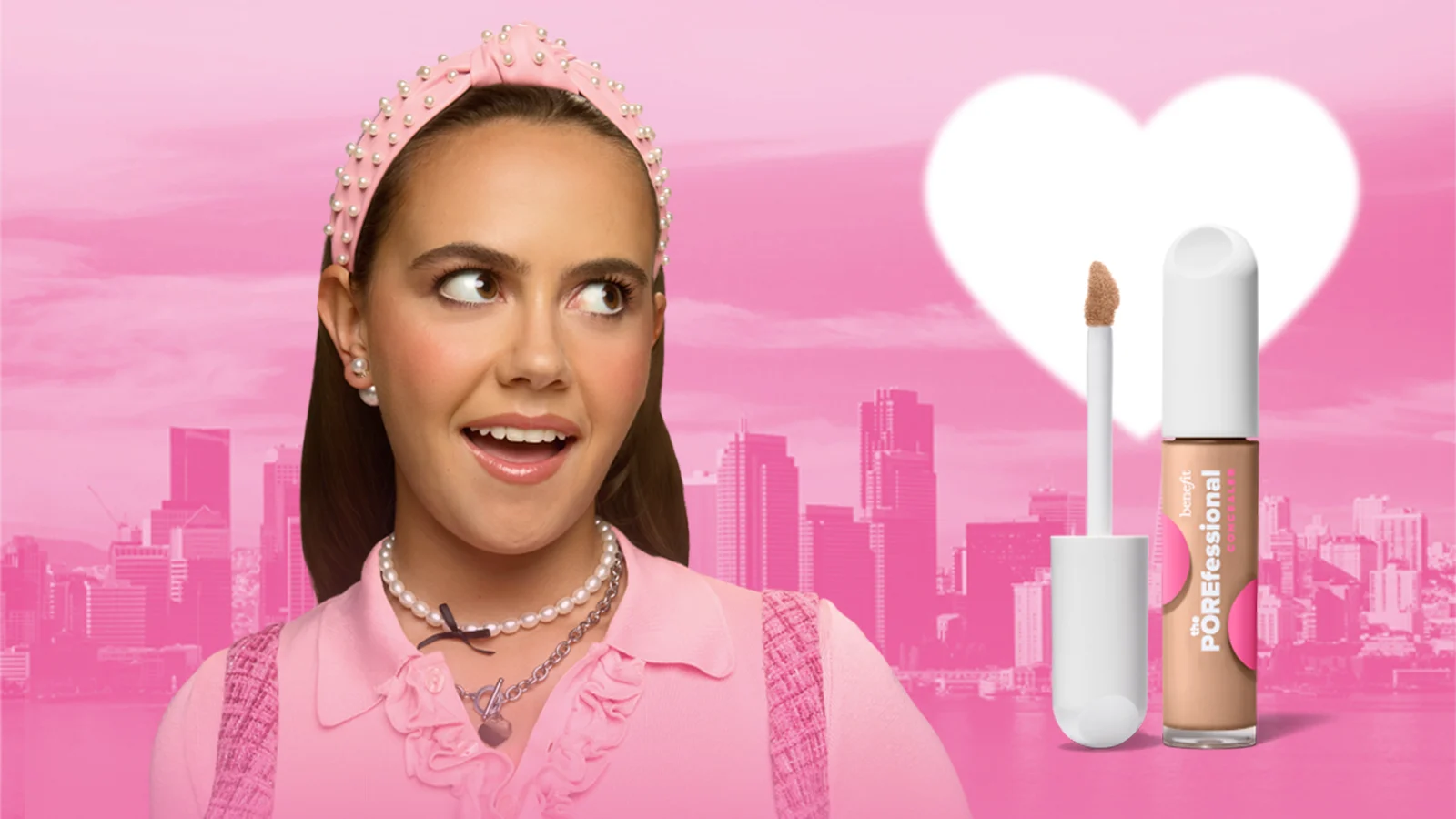 Her ses et kampagnebillede for Benefit The POREfessional Concealer. Til venstre ses en person i rosa tøj med perlesmykker og en rosa hårbøjle, og til højre ses concealeren med applikator. Baggrunden er rosa med en bysilhuet og et stort hvidt hjerte.