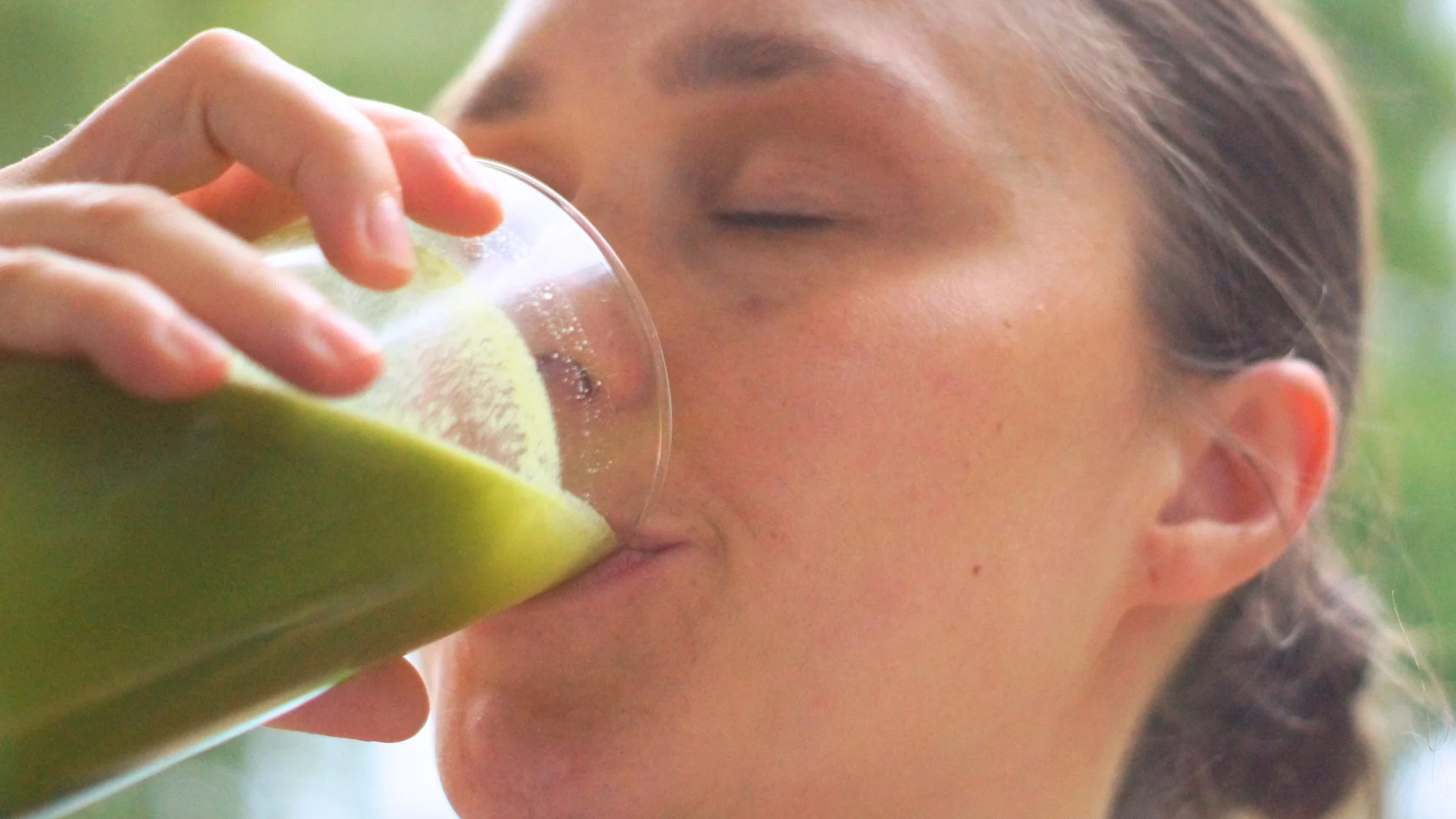 kvinde der drikker grøn juice