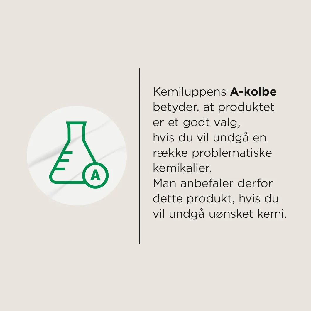 Her ses A-kolben fra Forbrugerrådet Tænk på en lys beige baggrund. Til højre står teksten: "A-kolben betyder, at produktet ifølge Forbrugerrådet Tænk er et godt valg, hvis du vil undgå en række problematiske kemikalier. Man anbefaler derfor dette produkt, hvis du vil undgå uønsket kemi."
