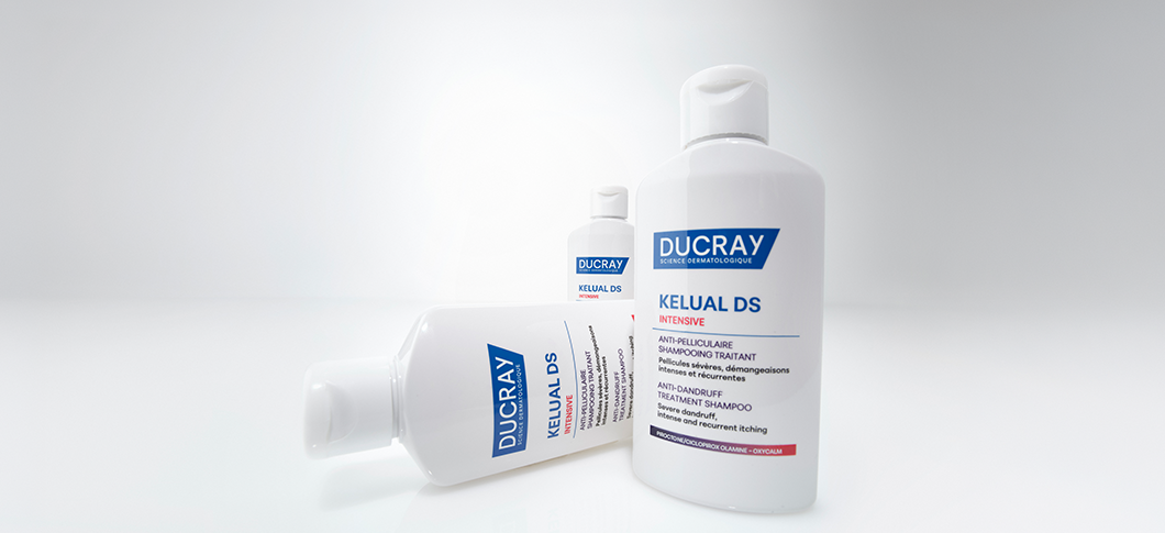 Her ses Ducray Kelual DS shampoo i hvide flasker på en lys baggrund.