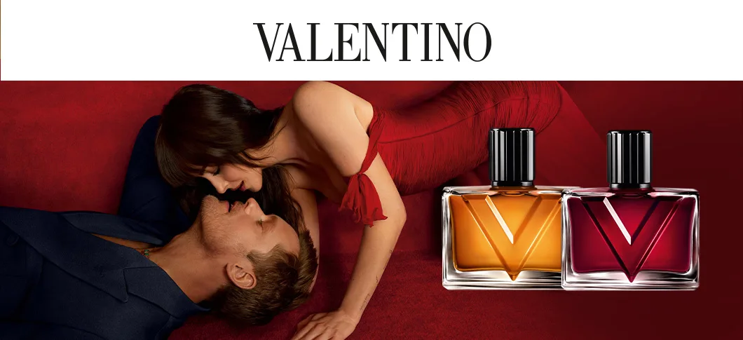 Her ses en kvinde i rødt og en mand i sort. Til højre for dem ses en rød parfume og en orange parfume samt et Valentino logo.