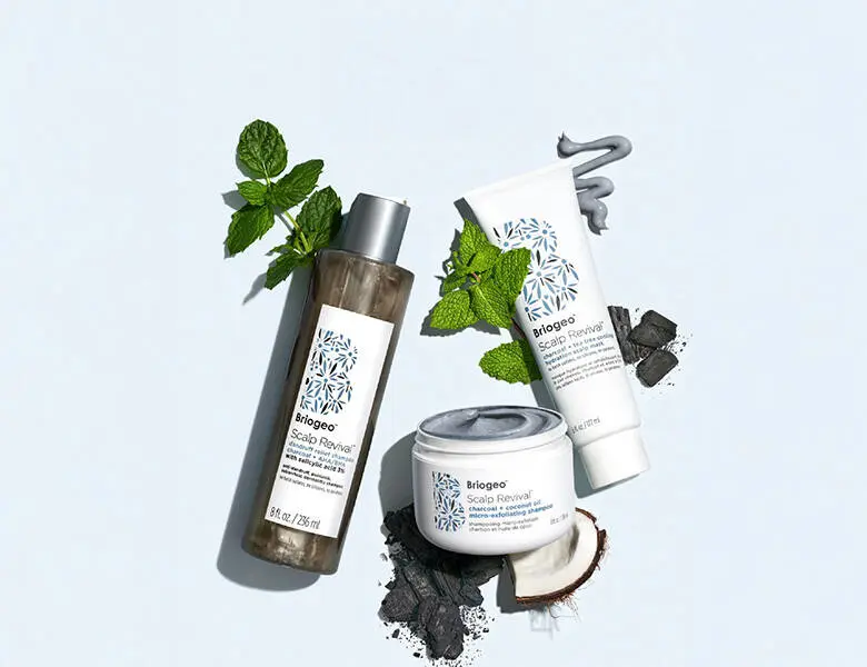 Her ses en lyseblå baggrund med tre produkter og nogle forskellige ingredienser.