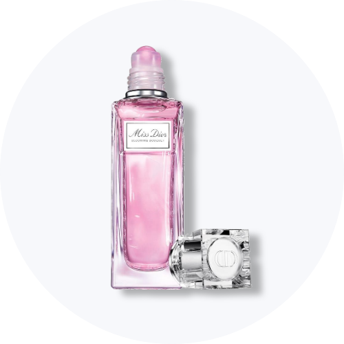 Her ses en lyserød miniversion af Miss Dior parfumen.