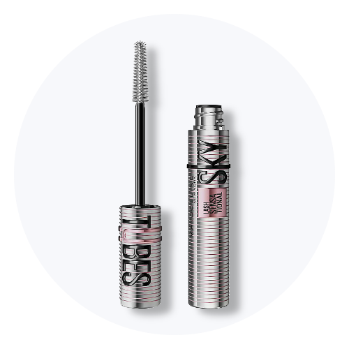 To mascaraer: en lukket sølv-pink tube med teksten "Sky Lash Sensational" og en åben tube "Tubes" med udstrakt børste.