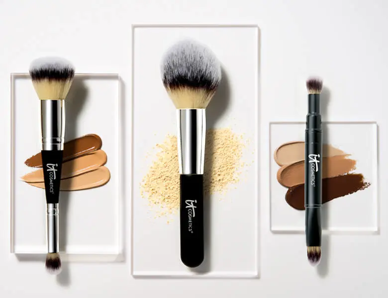Her ses tre forskellige pensler med makeup bag sig.