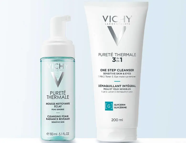 Her ses to Vichy produkter - et hvidt og et grønt. Baggrunden er lyseblå.