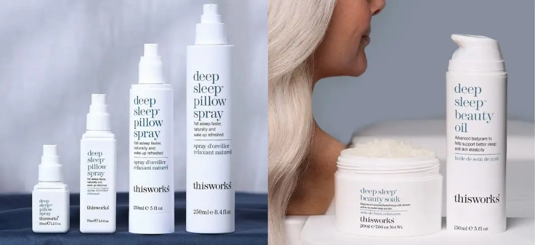 Her ses et kampagnebillede for This Works Deep Sleep-serien. Til venstre vises flere størrelser af Deep Sleep Pillow Spray, som er udviklet til brug på hovedpuden før sengetid. Til højre ses en person med lyst hår sammen med Deep Sleep Beauty Soak og Deep Sleep Beauty Oil. Billedet har et roligt, afdæmpet udtryk i lyse blå og hvide nuancer med fokus på aftenrutine, afslapning og kropspleje.