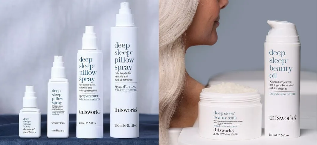 Her ses et kampagnebillede for This Works Deep Sleep-serien. Til venstre vises flere størrelser af Deep Sleep Pillow Spray, som er udviklet til brug på hovedpuden før sengetid. Til højre ses en person med lyst hår sammen med Deep Sleep Beauty Soak og Deep Sleep Beauty Oil. Billedet har et roligt, afdæmpet udtryk i lyse blå og hvide nuancer med fokus på aftenrutine, afslapning og kropspleje.