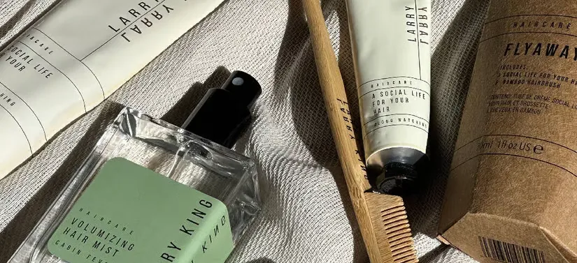 Her ses et gråt tæppe med produkter i neutrale farver på.