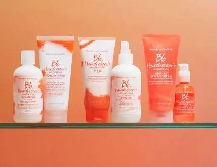 Her ses en orange baggrund ,ed seks hvide og orange produkter.