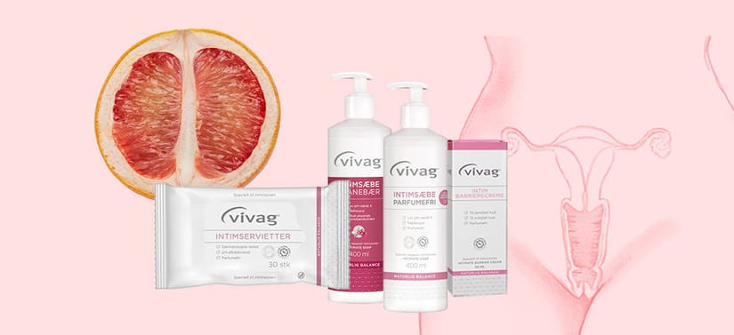 Banner med Vivag intimprodukter på lyserød baggrund: intimservietter, to flasker intimsæbe, en æske barrierecreme samt en halveret grapefrugt og en illustration af en livmoder i baggrunden.