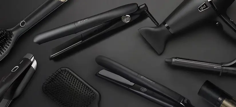 Her ses en sort baggrund med forskellige sorte hår-tools.