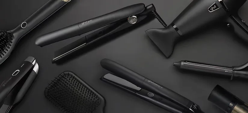 Her ses en sort baggrund med forskellige sorte hår-tools.