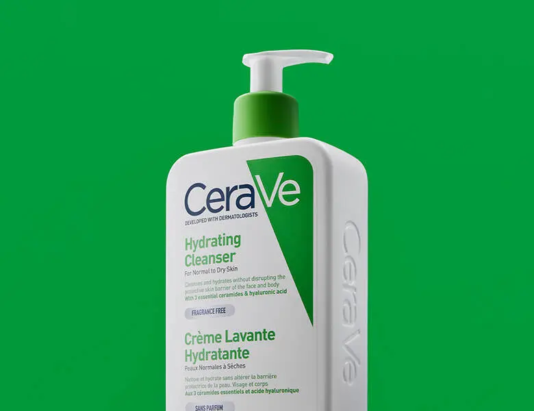 Et close-up af en hvid pumpeflaske fra CeraVe med grøn pumpe og grøn label på en ensfarvet, kraftig grøn baggrund. Teksten på flasken angiver “Hydrating Cleanser”. Flasken fylder størstedelen af billedet, og udtrykket er enkelt og grafisk med stærk farvekontrast.