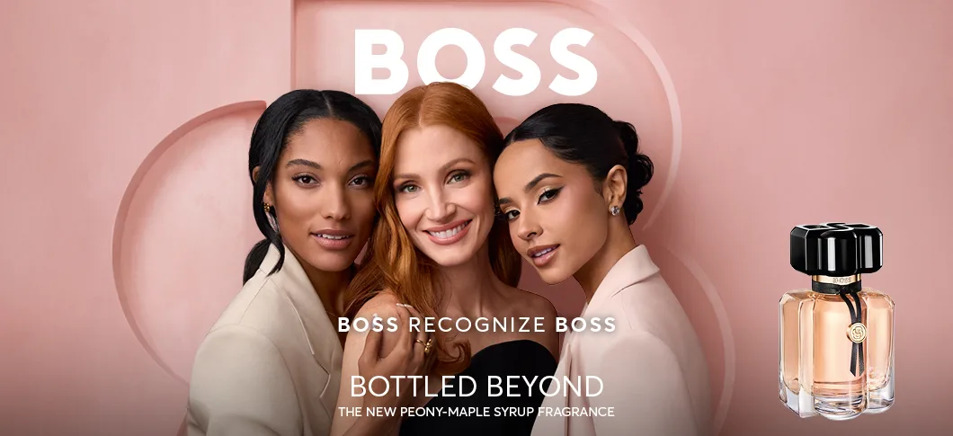 Her ses et billede med tre personer foran en rosa baggrund. Til højre ses en parfumeflakon fra BOSS Bottled Beyond, og på billedet står blandt andet teksterne “BOSS”, “BOSS RECOGNIZE BOSS”, “BOTTLED BEYOND” og “THE NEW PEONY-MAPLE SYRUP FRAGRANCE”.