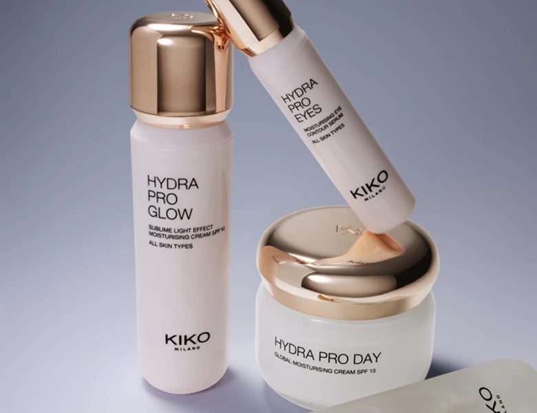 Her ses et billede med hudplejeprodukter fra KIKO Milano placeret mod en lys baggrund. På produkterne står blandt andet “HYDRA PRO GLOW”, “HYDRA PRO EYES” og “HYDRA PRO DAY”. Produkterne er i hvide emballager med guldfarvede detaljer.