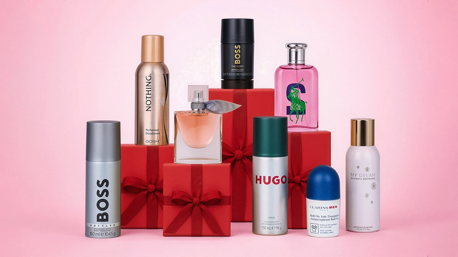 Et udvalg af parfumer og deodoranter fra mærker som Boss, Hugo, Ralph Lauren og Clarins, arrangeret med røde gaveæsker.