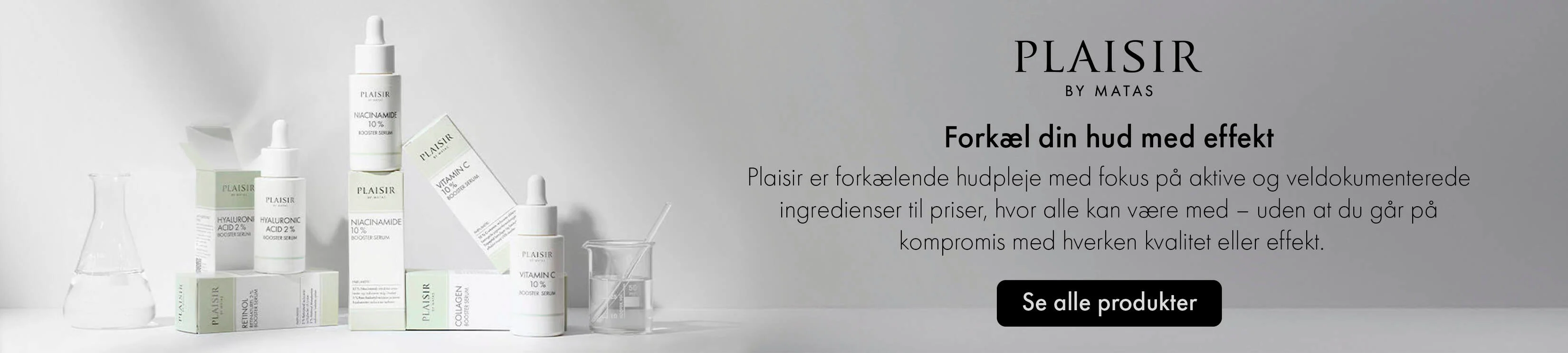Banner for Plaisir hudpleje. Til venstre ses flere serumprodukter og æsker arrangeret sammen med glasbeholdere. Til højre står teksten ‘Forkæl din hud med effekt’ og en beskrivelse af ingrediensbaseret hudpleje samt en knap med ‘Se alle produkter’.