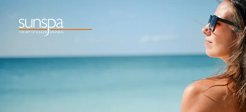 Her ses en kvinde, som kigger ud over havet. I venstre øverste hjørne ses et logo.