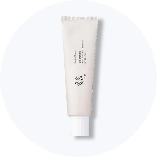 Her ses en Beauty of Joseon Relief Sun solcreme i hvid emballage på en lys baggrund.