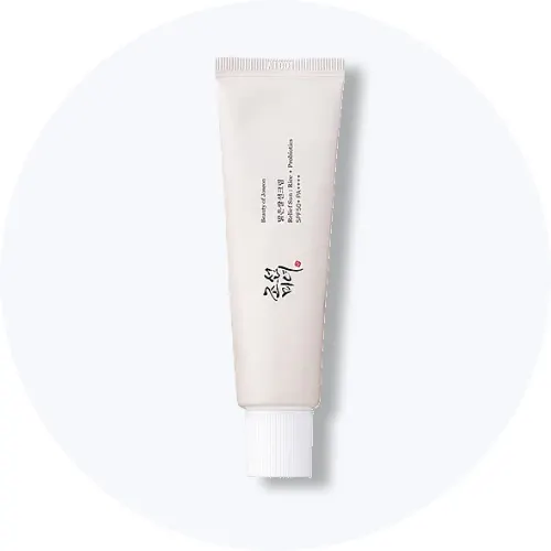 Her ses en Beauty of Joseon Relief Sun solcreme i hvid emballage på en lys baggrund.