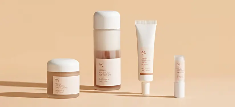 Her ses fire Dr. Ceuracle produkter på en række. Baggrunden er en beige farve.