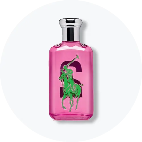 Her ses et billede af en parfumeflakon fra Ralph Lauren placeret centralt mod en lys, rund baggrund. Flakonen er i pink nuance med sølvfarvet låg og har et grønt polo-logo på fronten.